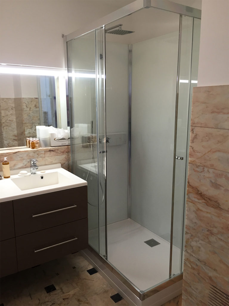 Type d’aménagement : Remplacer une cabine de douche complète dans un appartement.